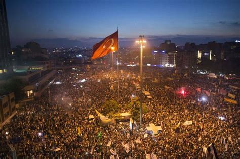 De Gezi Park Protesten: Een Ontploffing van Burgerlijke Woede en een Heropleving van Democratische Idealen