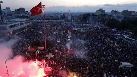 De Gezi Park Protesten: Een Opstand Tegen Autocratische Neigingen en de Verandering van het Stedelijke Landschap