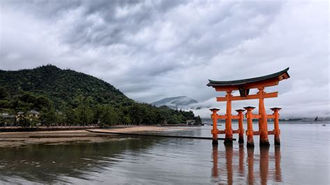 厳島神社 行き方: なぜ鳥居は海に立っているのか？