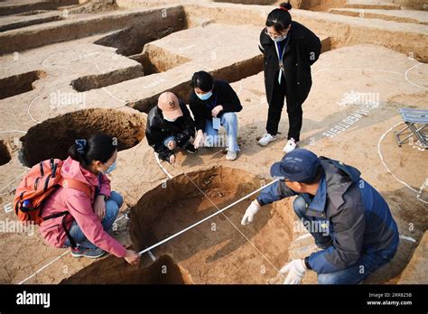  De Ontdekking Van Het Aksumitische Schrifteken: Een Archeologische Revolutie En De Groei Van Een Handelsimperium